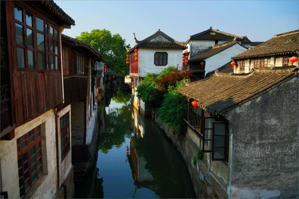 飞跃沙丘的小球